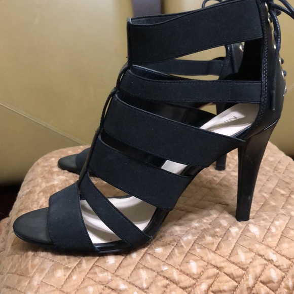 Women’s black size 9 heels - Picture 3 of 3